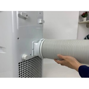 Zbliżenie: Biały klimatyzator z wężem odprowadzającym powietrze. Kategoria: Klimatyzatory.