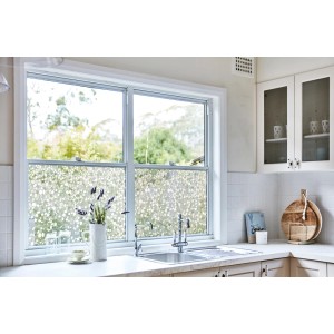 Okno z folią samoprzylepną t.b.t. w aranżacji kuchni.