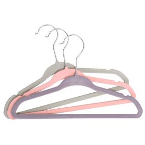 Zestaw wieszaków na ubrania: Aksamitne wieszaki w kolorze szarym, różowym i fioletowym z metalowymi haczykami.