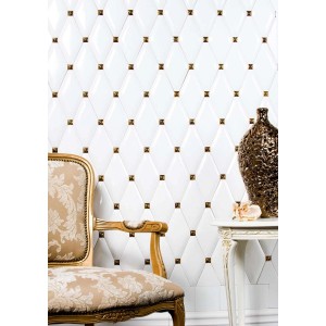 Płytki dekoracyjne: Białe płytki ścienne ze złotymi akcentami i meblami.