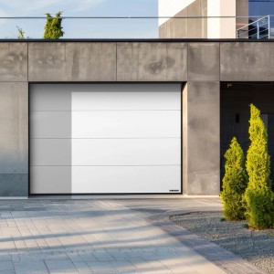 Nowoczesna, biała brama garażowa t.b.t. z poziomymi sekcjami w szarej fasadzie.