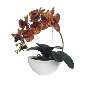 Dekoracyjna sztuczna roślina: Orchidea z żółto-brązowymi kwiatami w białej doniczce.