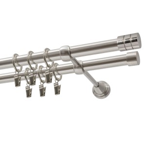 Podwójny metalowy karnisz z pierścieniami i haczykami do zasłon.