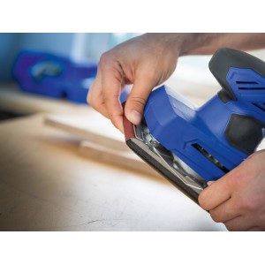 Szlifierka mimośrodowa z pasami ściernymi LUX K240 do szlifowania drewna.