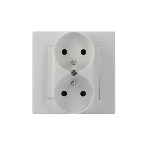 Białe podwójne gniazdko elektryczne do użytku wewnętrznego.