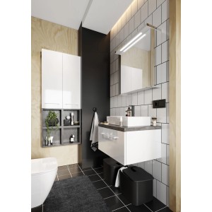 Nowoczesna łazienka z białym zestawem półek ściennych i szafką pod umywalkę.