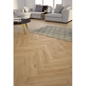 Ułożone, jasne płytki podłogowe t.b.t. imitujące drewno w salonie.