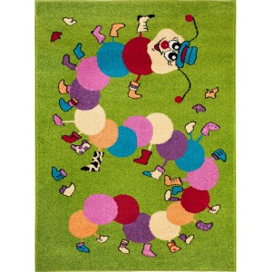 Zielony dywan z kolorową gąsienicą i małymi motywami butów, idealny do pokoju dziecięcego.