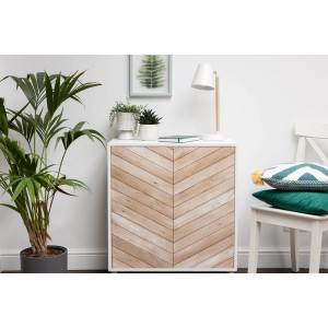 Dekoracyjny kredens z folią drewnopodobną w jodełkę, rośliny doniczkowe i dekoracje.