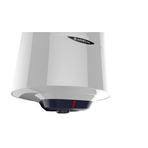 Zbliżenie na biały bojler Ariston.