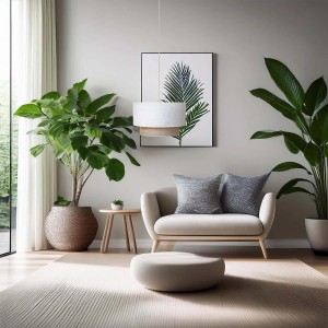 Nowoczesna lampa wisząca t.b.t. nad strefą dzienną z sofą i roślinami.