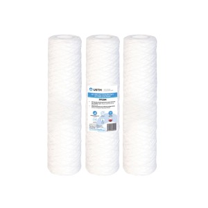 Trzy białe wkłady filtracyjne t.b.t. do systemów filtracji wody.