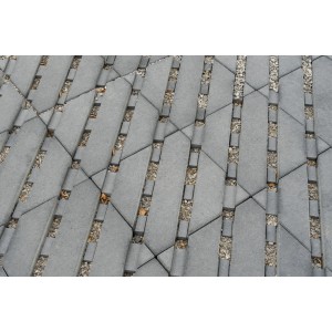 Szare płyty tarasowe t.b.t. ze szczelinami wypełnionymi żwirem na ścieżki i tarasy.