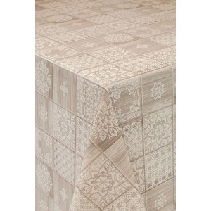 Beżowy obrus ze wzorem patchworkowym w kwiaty.