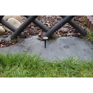 Gwoździe mocujące do agrowłókniny do zwalczania chwastów w ogrodzie.