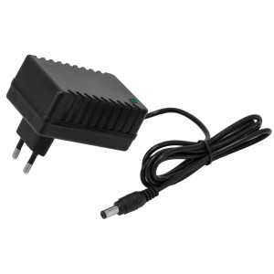 Czarna ładowarka t.b.t. do akumulatorów elektronarzędzi z kablem i wtyczką.