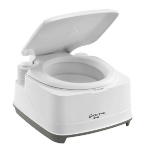 Biała toaleta kempingowa z otwartą pokrywą na wyjazdy.