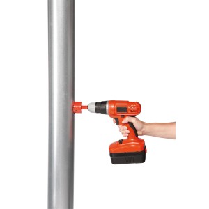 Rura spustowa wiercona wiertarką do naziemnego zbiornika na deszczówkę.