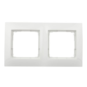 Biała podwójna ramka do włączników i gniazdek.