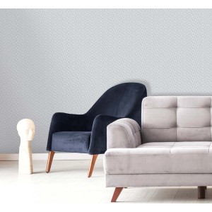 Tapeta dekoracyjna z subtelnym wzorem w salonie, w połączeniu z meblami.