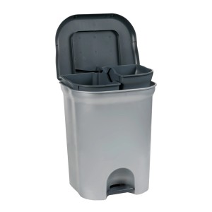 Szary kosz na śmieci z pedałem i otwartą pokrywą. Idealny do kuchni i łazienki.