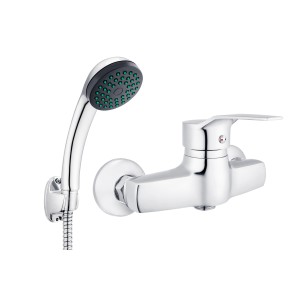 Chromowana bateria prysznicowa z słuchawką i wężem.