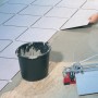 Układanie płytek z krzyżykami LUX 2 mm dla równych odstępów.