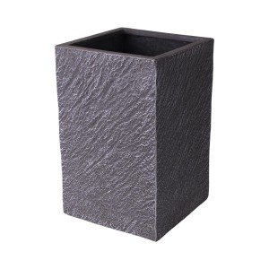 Prostokątna, antracytowa donica t.b.t. o szorstkiej powierzchni.