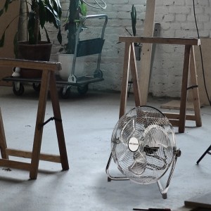 Chromowany wentylator t.b.t. w stylu industrialnym.