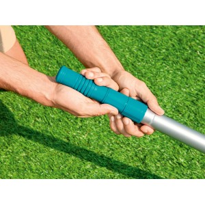 Zbliżenie dłoni trzymających teleskopowy kij do basenu Bestway (360 cm), z naciskiem na niebieski uchwyt.