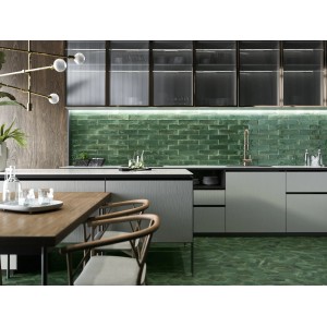Nowoczesna kuchnia z zielonymi płytkami ściennymi t.b.t. i pasującą podłogą.
