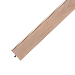 Zbliżenie jasnych drzwi harmonijkowych t.b.t., widoczna struktura drewna.