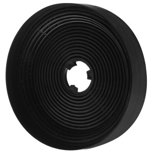 Czarny filtr węglowy t.b.t. w rolce do okapów kuchennych.