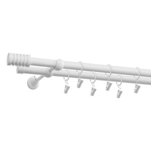 Biały, podwójny karnisz z pierścieniami i haczykami do marszczenia.