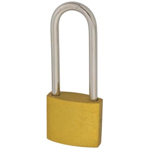 Kłódka w kolorze mosiądzu z długim, srebrnym pałąkiem.