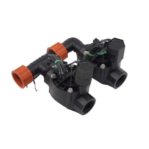 t.b.t. do nawadniania podziemnego, czarne zawory z pomarańczowymi złączkami.