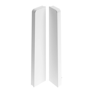 Białe listwy przypodłogowe t.b.t., zbliżenie.