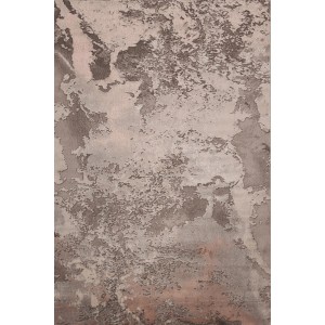 Dywan z krótkim włosiem o abstrakcyjnym wzorze w odcieniach szarości i brązu.