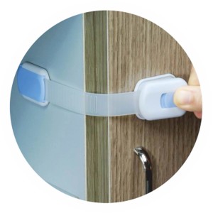 t.b.t. Zabezpieczenie dla dzieci przymocowane do drzwi szafki.