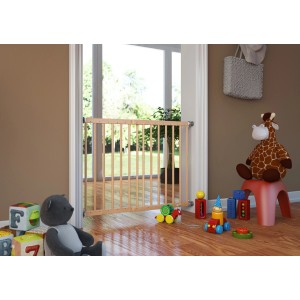 Bramka ochronna do drzwi w kolorze drewna z zabawkami dla dzieci w tle.