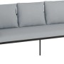 Szara sofa ogrodowa z czarną metalową ramą, część zestawu mebli ogrodowych.