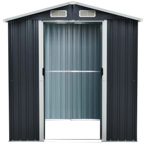 Otwarte drzwi metalowego domku narzędziowego, szare ściany, kratki wentylacyjne u góry.