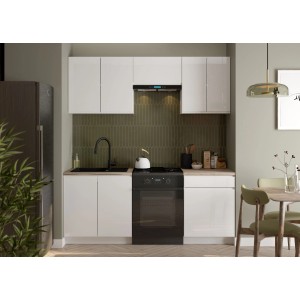 Jasny aneks kuchenny z białymi szafkami, czarną kuchenką i zlewem. Zestaw mebli kuchennych.