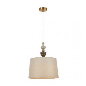 Beżowa lampa wisząca t.b.t. z materiałowym abażurem i elementami dekoracyjnymi.