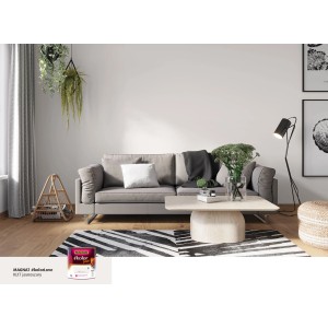 Pokój dzienny z szarą kanapą i puszką farby z kategorii Kolorowe farby do ścian.