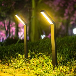 Dwie nowoczesne lampy solarne t.b.t. wykonane z metalu w ogrodzie.