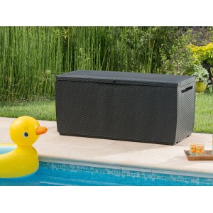 Skrzynia Keter Capri 305 l w stylu rattan, obok basenu z żółtą kaczką.