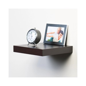 Półka ścienna Ebenholz z imitacją drewna z zegarem i ramką na ścianie.