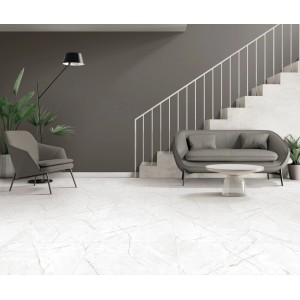 Jasny pokój z płytkami podłogowymi t.b.t. imitującymi marmur, meblami i schodami.