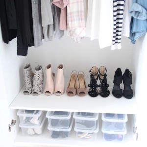 Szafa z ubraniami i butami przechowywanymi w przezroczystych pojemnikach t.b.t.